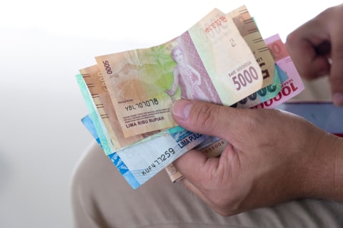 Ilustrasi menghitung uang tip Foto: Shutter Stock