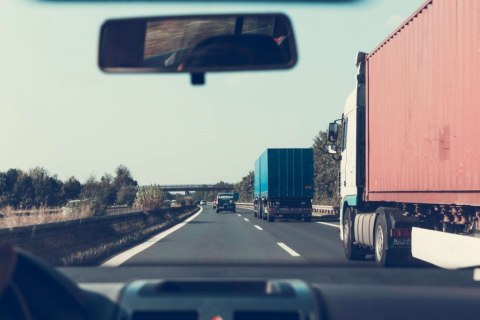 Ilustrasi tips aman berkendara di sekitar truk Foto: dok. Autoaccident