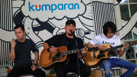 Penampilan band Armada saat berkunjung ke kantor kumparan di Jalan Jati Murni no.1A, Selasa (18/2). Foto: Faisal Rahman/kumparan
