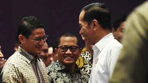 Presiden Joko Widodo (kanan) berbincang dengan mantan Ketua Umum HIPMI Sandiaga Uno pada pelantikan Badan Pengurus Pusat Hipmi. Foto: ANTARA FOTO/Akbar Nugroho Gumay