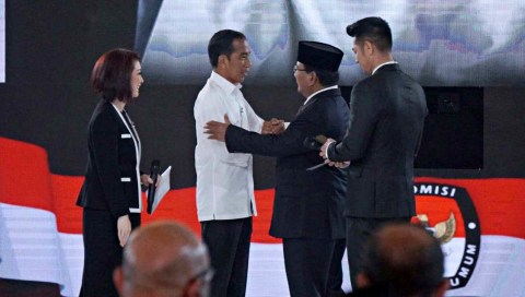Capres no urut 01, Joko Widodo dan Capres no urut 02, Prabowo Subianto berjabat tangan saat usai Debat Ke IV Pilpres 2019 di Hotel Shangri-La, Jakarta Pusat, Sabtu, (30/3). Foto: Fanny Kusumawardhani/kumparan