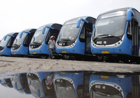 Petugas Transjakarta melakukan pengecekan bus Zhongtong di Depo PPD F Klender, Jakarta Timur, Rabu (16/10/2019). Foto: ANTARA FOTO/Reno Esnir