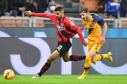 Pemain AC Milan Junior Messias berebut bola dengan pemain AS Roma Matias Vina pada pertadingan lanjutan Liga Italia di San Siro, Milan, Italia. Foto: Daniele Mascolo/REUTERS