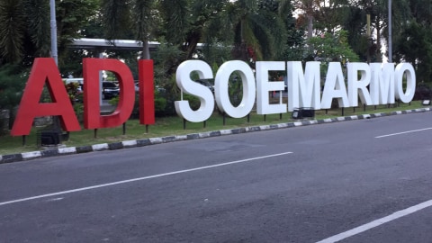 Suasana Bandara Adi Sumarmo Foto:  Cornelius Bintang/kumparan