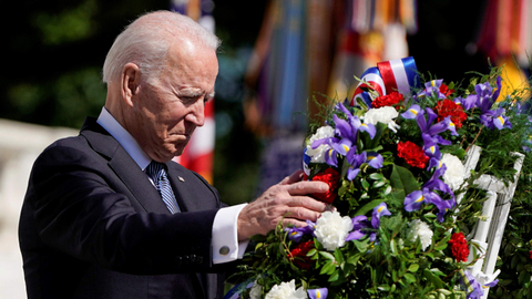 Foto: Joe Biden Kunjungi Pemakaman Nasional Arlington di Hari Pahlawan AS (1)