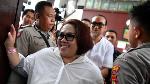 Komedian Nunung (ketiga kiri) dan suaminya July Jan Sambiran (kanan) tiba untuk menjalani sidang di Pengadilan Negeri Jakarta Selatan.  Foto:  ANTARA FOTO/Sigid Kurniawan 