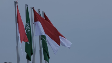 Bendera Indonesia dan Arab Saudi. Foto: Aditia Noviansyah/kumparan