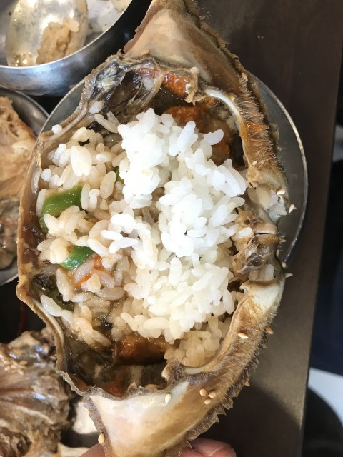 Masukkan nasi ke cangkangnya, lalu aduk sebentar. Sedap. Foto: Adhie Ichsan/kumparan