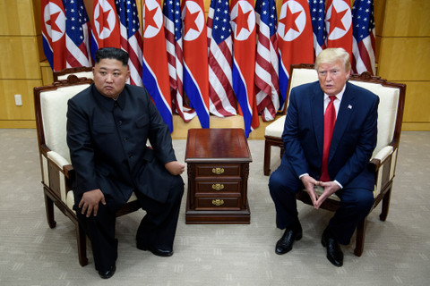 Presiden AS Donald Trump bertemu dengan pemimpin Korea Utara Kim Jong Un di zona demiliterisasi yang memisahkan kedua Korea, di Panmunjom, Korea Selatan, (30/6). Foto: AFP PHOTO/Brendan