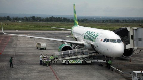 Sejumlah petugas bandara melintasi pesawat Citilink di Bandara. Foto: Aditia Noviansyah/kumparan