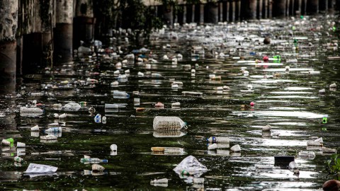 Ilustrasi sampah plastik. Foto: Eloisa Lopez/REUTERS