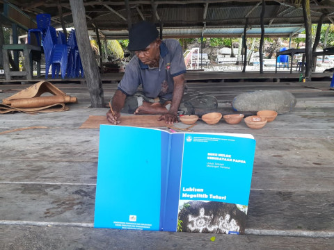 Motif Purbakala Megalitik Tutari Sentani pada Karya Seni Kekinian (2)