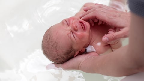 Ilustrasi bayi mandi. Foto: Shutter Stock