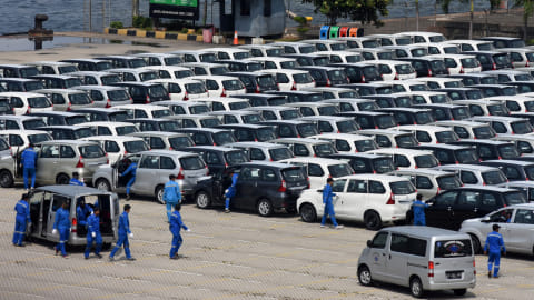 Pekerja mengecek mobil di IPC Car Terminal, Cilincing, Jakarta Utara, Rabu (9/1). Foto: ANTARA FOTO/Indrianto Eko Suwarso