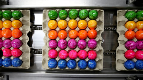 Ilustrasi: Telur Paskah yang sudah di cat di Bad Schussenried, Jerman. Foto: REUTERS/Michael Dalder