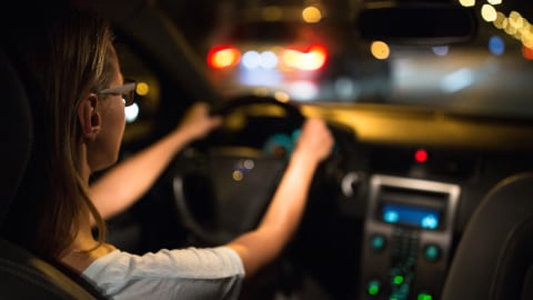 Ilustrasi perempuan beraktivitas di malam hari Foto: dok. Shutter Stock