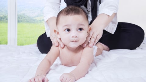 Ilustrasi pijat bayi. Foto: Thinkstock