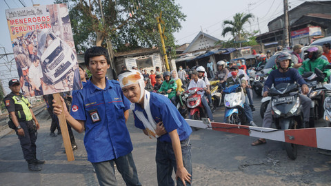 Petugas PT KAI memeragakan korban kecelakaan Kereta Api di Perlintasan sebidang Bukit Duri, Jakarta Selatan, Selasa (17/9/2019). Foto: Helmi Afandi Abdullah/kumparan