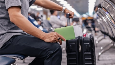 Ilustrasi penumpang menunggu waktu boarding di bandara. Foto: Shutter Stock