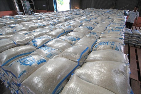 Karyawan memeriksa stok beras di Gudang Bulog Subdrive Indramayu, Jawa Barat, Rabu (11/3). Foto: ANTARA FOTO/Dedhez Anggara