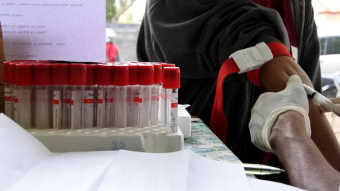 Petugas dinas kesehatan mengambil sampel darah dari pasien terduga demam berdarah di laboratorium Kabupaten Sikka, NTT, Selasa (10/3). Foto:  ANTARA FOTO/Kornelis Kaha