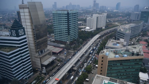 Pemandangan proyek pembangunan infrastruktur jalur LRT di Jalan Rasuna Said, Jakarta Selatan. Foto: ANTARA FOTO/Sigid Kurniawan