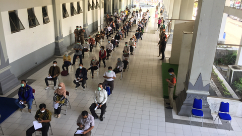 Antrean ASN Pemerintah Daerah Istimewa Yogyakarta saat vaksinasi massal di JEC, Bantul, DIY Foto: Arfiansyah Panji Purnandaru/kumparan
