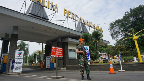 Pengamanan di pintu Bandara Halim Perdanakusuma. Foto: Aditia Noviansyah/kumparan