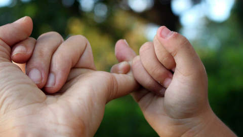 Ilustrasi ibu dan anak minta maaf. Foto: Shutter Stock