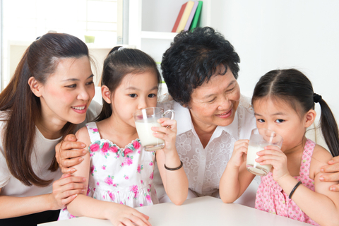 Ilustrasi keluarga minum susu.   Foto: Shutterstock