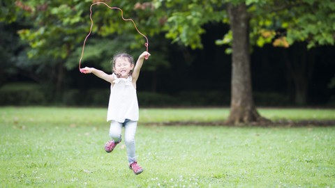 Ilustrasi anak main lompat tali. Foto: Shutter Stock
