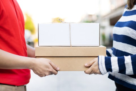 Ilustrasi menerima paket belanja online. Foto: Shutterstock