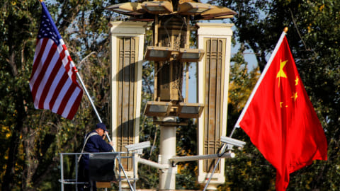 Ilustrasi bendera Amerika Serikat dan China. Foto: Reuters/Damir Sagolj