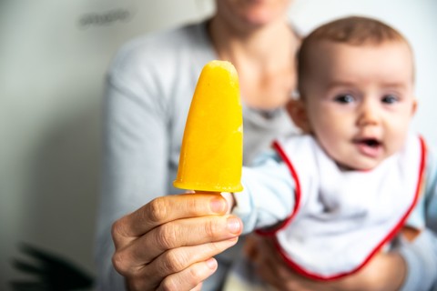 Ilustrasi bayi makan es krim. Foto: Shutter Stock