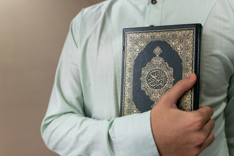 Ilustrasi mendekap Al Quran. Foto: Shutterstock