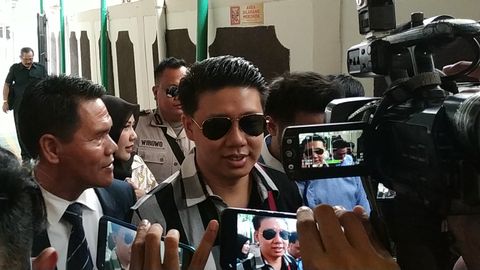 Pablo Benua dan Galih Ginanjar tiba di Pengadilan Negeri Jakarta Selatan, Senin (3/2).   Foto: D.N Mustika Sari/kumparan