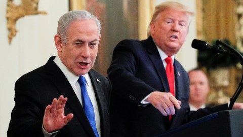 Perdana Menteri Israel Benjamin Netanyahu dan Presiden Amerikas Serikat Donald Trump menggelar konpers rencana perdamaian Timur Tengah di Gedung Putih, AS.  Foto:  REUTERS / Brendan McDermid
