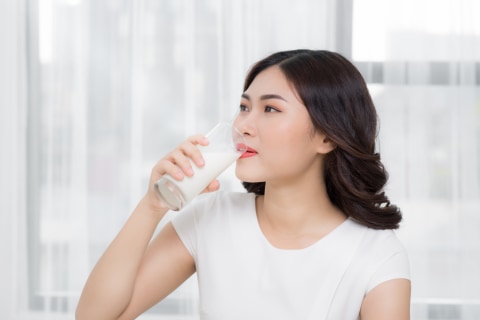 com-Ilustrasi wanita sedang minum susu dengan kandungan asam folat Foto: Shutterstock