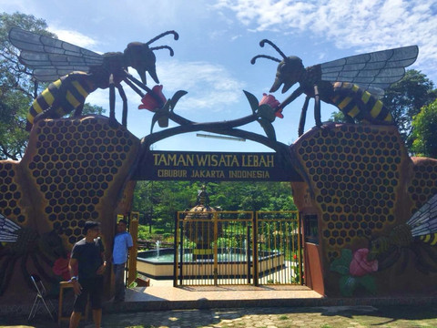 Gerbang masuk Taman Wisata Lebah di Cibubur Foto: Helinsa Rasputri/kumparan