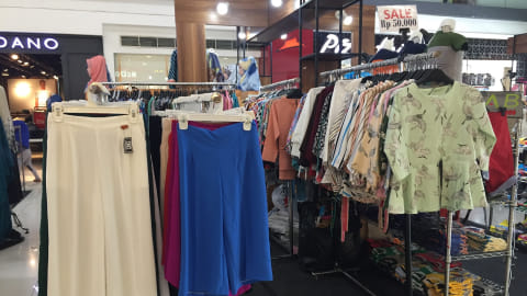 Baju Impor Bekas di Plaza Kalibata Foto: Selfy Sandra Momongan/kumparan