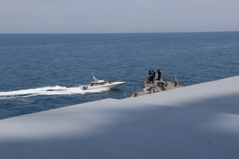 Kapal Garda Revolusi Iran mendekati kapal perang AS. Foto: Reuters/U.S. Navy/Handout