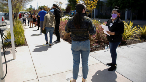 Sejumlah orang mengantre di kantor pusat Facebook di Menlo Park, California, AS, Sabtu (10/4). Foto: Brittany Hosea-Small/REUTERS