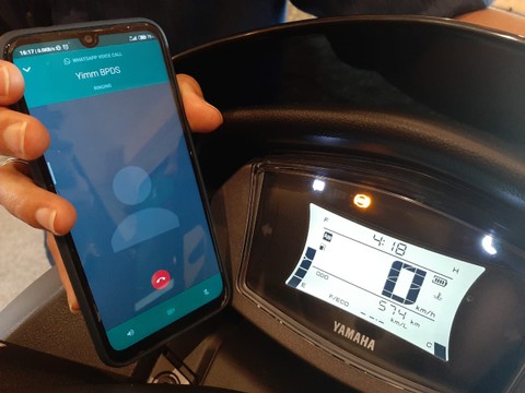 Pengoperasian Y-Connect CCU pada Yamaha NMax Terbaru. Foto: Bangkit Jaya Putra