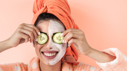 Ilustrasi menggunakan masker wajah. Foto: Shutter Stock