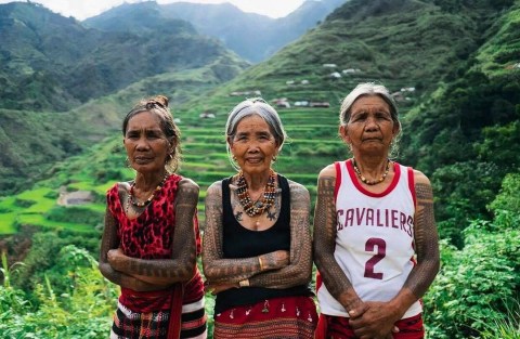 Wanita Suku Kalinga, Filipina. Foto: Instagram @chini_ninja