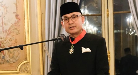 Dubes RI untuk Prancis, Arrmanatha Nasir, menerima tanda kehormatan tertinggi Legion d'Honneur dari Pemerintah Prancis, Rabu (17/11). Foto: Dok. KBRI Paris