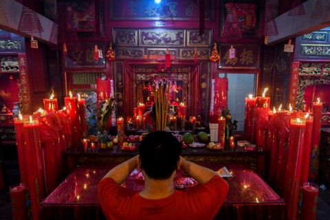 Warga keturunan Tionghoa melakukan ibadah Tahun Baru Imlek 2573 Kongzili di Wihara Dharma Bhakti, Petak Sembilan, Glodok, Jakarta, Selasa (1/2/2022).  Foto: Galih Pradipta/ANTARA FOTO