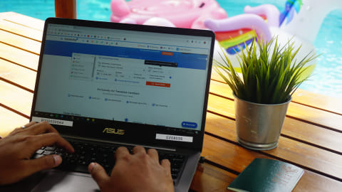 Ilustrasi mencari tiket pesawat di Traveloka. Foto: Abil Achmad Akbar/kumparan