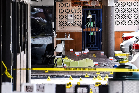 Foto: Olah TKP di Lokasi Penembakan Florida (1)