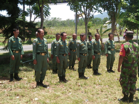 Video Saat Hansip Di Tegal Kesulitan Latihan Baris Berbaris Kumparan Com